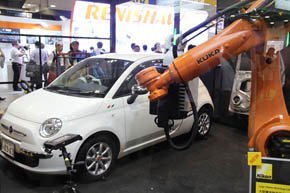 「産業用ロボットアーム」のイメージ（「第26回 設計・製造ソリューション展」で披露されたニコンのデモより）