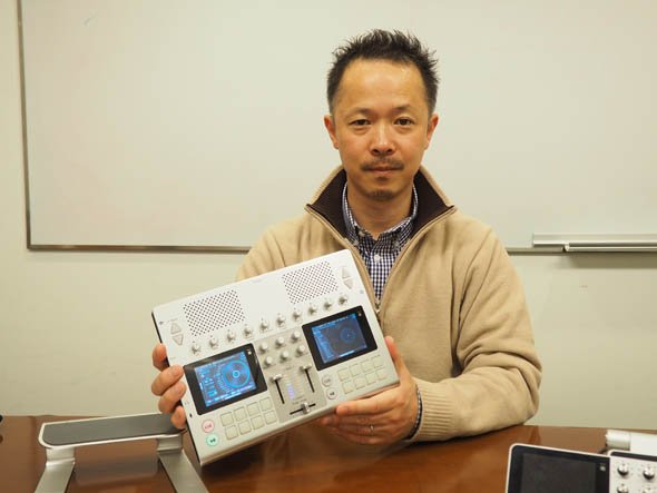 スピーカー内蔵のポータブルDJシステム「GO-DJ Plus」の試作機を手にするJDSound 代表取締役 宮崎晃一郎氏