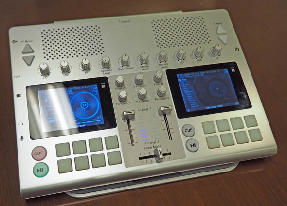 「GO-DJ Plus」の試作機。A4サイズでスッキリとしたデザインが印象的
