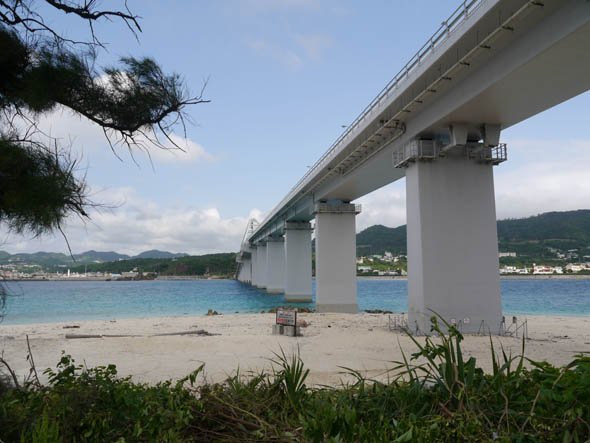 沖縄本島から橋でつながった瀬底島を超小型EVで巡ることにした