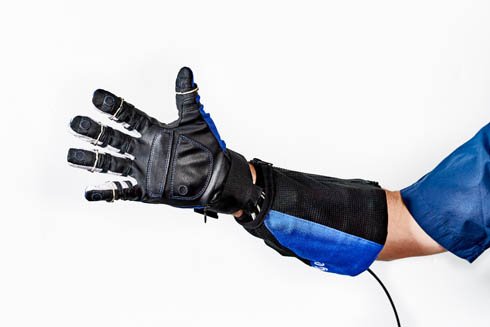 「Robo-Glove」は最先端のセンサー、アクチュエーター、人口腱などで構成されている
