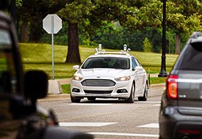 フォードが米国各州で走らせている「フュージョン・ハイブリッド・セダン」ベースの自動運転試験車