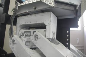 下半身は産業用アームロボットのモーターを流用