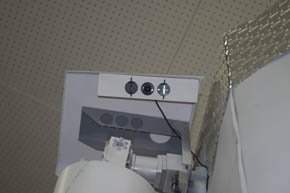 額のカメラでは足元が見えないため、両肩にもカメラを搭載している