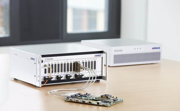 卓上で使用可能なHILシミュレーター「SCALEXIO LabBox」の利用イメージ