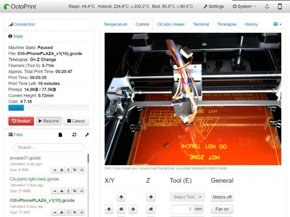 ネットワーク経由で3Dプリンタの挙動を監視する様子