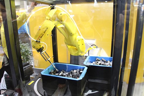 「2015 国際ロボット展」にてファナックが行ったピッキングロボットのデモ