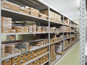 レノボ製品の保守部品倉庫の様子