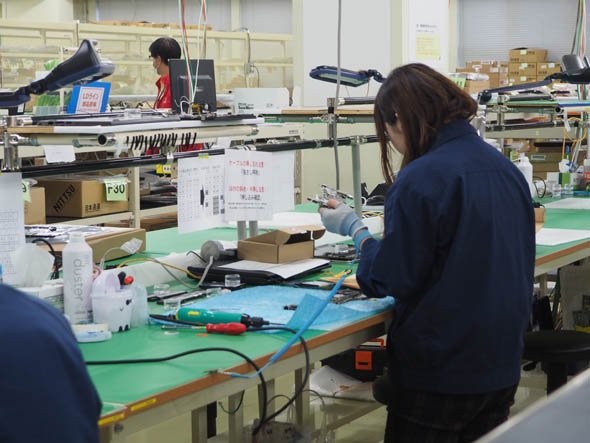 修理完了まで1人で行うセル方式が基本だが、ケースによっては効率を重視して分業で修理に当たることもある
