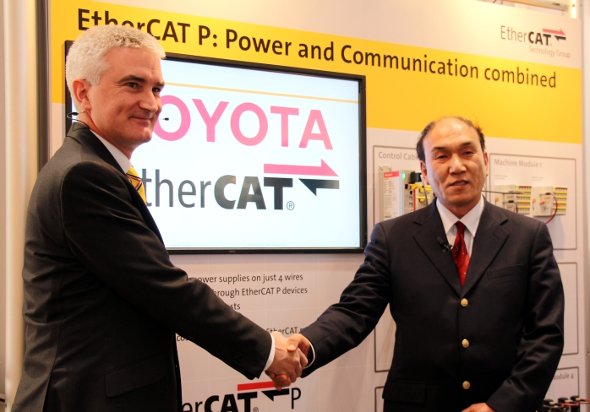 トヨタの大倉守彦氏（右）とEtherCAT Technology Group チェアマンのマーティン・ロスタン氏