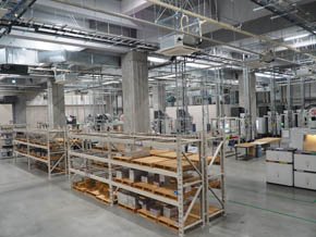 マシニングエリアの手前にはアルミなどの標準材がズラリ