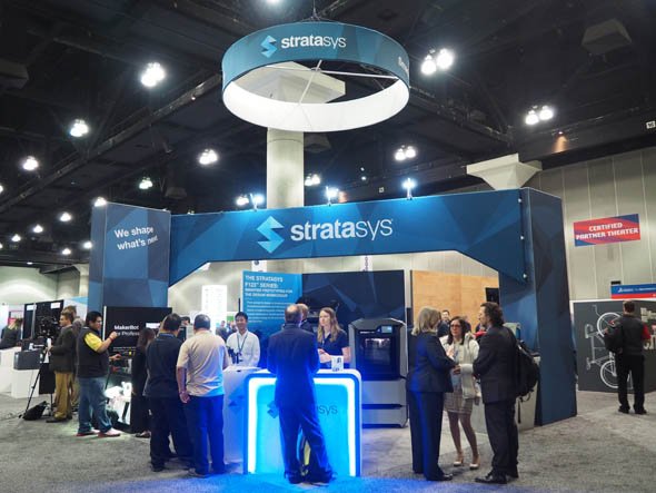米国ロサンゼルスで開催中の「SOLIDWORKS World 2017」の展示パビリオンに出展したStratasys。ブース正面にF123シリーズ「Stratasys F370」を展示