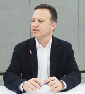 バッシ氏
