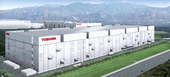 「TOSHIBA」ロゴの鮮やかな四日市工場 第6製造棟