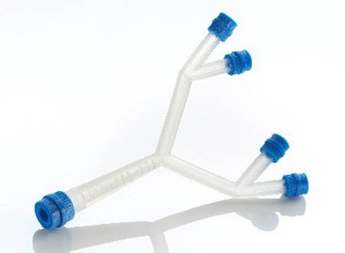 「Agilus30」で造形された医療機器フレキシブルチューブの試作品（出典：Stratasys）