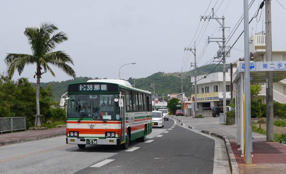 高齢者や身体が不自由な方の移動手段をいかに確保するか、各地域の課題になっている。写真は今回の連載の舞台である沖縄県南城市を1時間に1本ペースで運行する路線バス。ちなみに、写真中のバス停の名前は「第二手登根（だいにてどこん）」