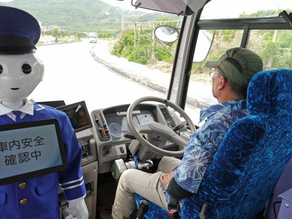 自動運転なのでバス運転手の手はハンドルを持っていない。頭では分かっているものの、どうにも違和感があり、気になって仕方がなかった