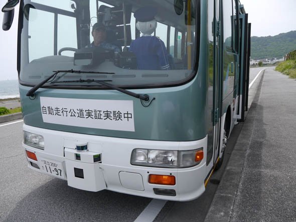 バス停に停車している様子。現在のところバス停横の路肩に対し10cm前後の距離に停車しているが、これを4cm程度まで縮めることを目指す