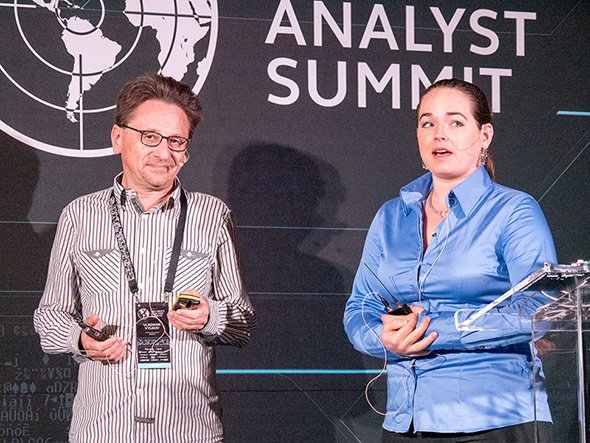 SiemensのVladimir Vylkov氏（左）とMelissa Crawford氏（右）