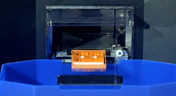 オペレーターが介入することなく自動的にプリント、排出し、新しいパーツ製造を開始する