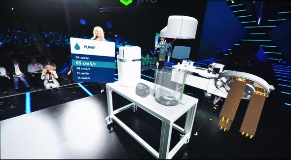 実物の「CytroPac」（左）と、「Microsoft HoloLens」を通じてその横にAR表示したバーチャルなCytroPac（右）
