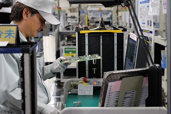 完成した基板を目視チェック