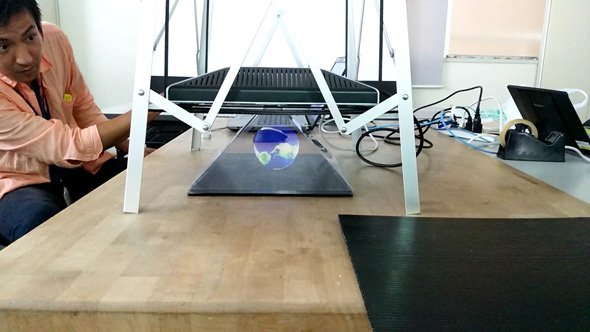 国建システムの有志が自主的に始めたモノづくり活動。手作りで3Dホログラムっぽいものを映し出す装置の作成から着手した