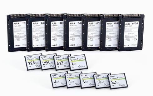 PATA対応2.5インチSSD「SDA9Dシリーズ」（画面下部）と、CFカード「CFA9Dシリーズ」