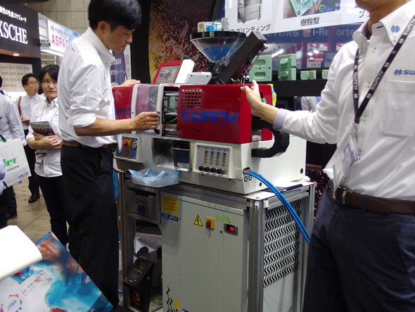「デジタルモールド」は一般的な射出成形機を用いて小ロット生産が可能だという。デモで使用していたのは型締め力6tの射出成形機