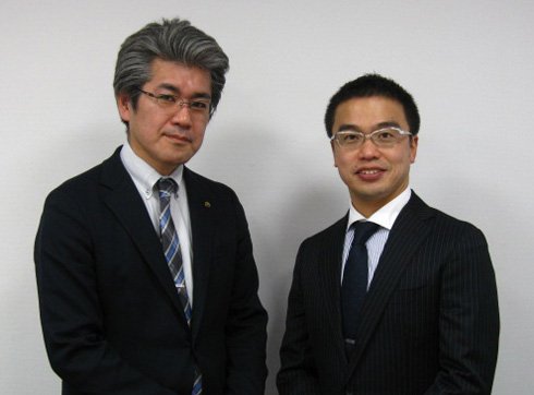 ヤマハ発動機 IM事業部でロボットビジネスの部長を務める村松啓且氏（左）と筆者