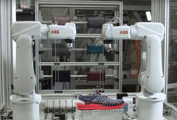 ABB製のロボットアーム2台でオープンエアスニーカー「UNEEK」を製造する「世界最小級」（同社）のシューズ工場が原宿に期間限定で登場する