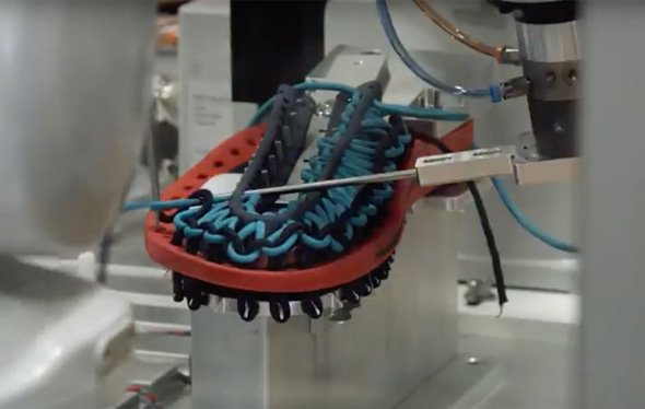 UNEEKを製造するロボット「UNEEKBOT」がインターロッキング作業をする様子
