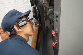 スマートグラスを装着した機器オペレーター