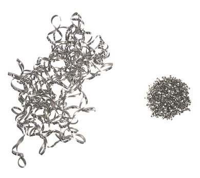 同重量の切りくずを比較。従来の切削によるもの（左）とLFVによる切りくず（右）