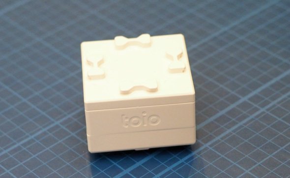 絶対位置センサーと高性能モーターを内蔵したロボット「toioコア キューブ」