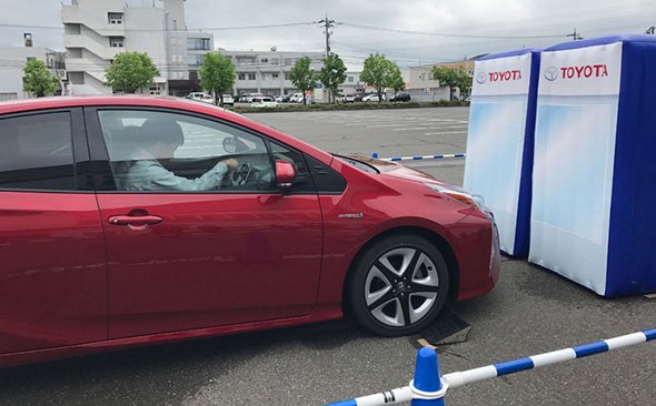 インテリジェントクリアランスソナーの機能を体験する様子