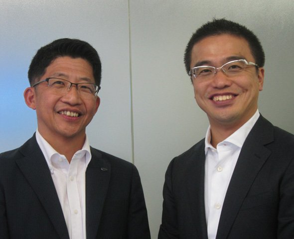 コンテック 執行役員 グローバル営業本部 本部長 西山和良氏（左）と筆者