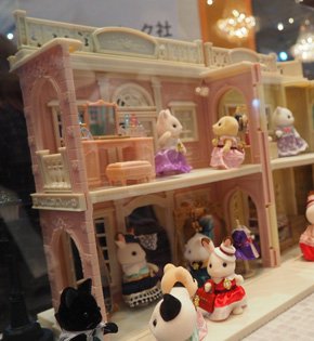 「シルバニアファミリー タウンシリーズ」の展示（2）