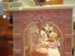「シルバニアファミリー タウンシリーズ」ではエレガントなデザインが多く、美しい彫刻デザインがポイントとなっている。ちなみにこちらの画像で示した壁も3Dプリンタで造形したものである