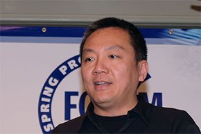 Photo01:2005年のSpring Processor ForumでFeroceonを発表するSehat Sutardja氏