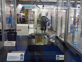 ピッキングセルの様子。Kinectセンサーを用いて、画像認識に基づいたランダムピッキングを安価に実現している点を訴求していた