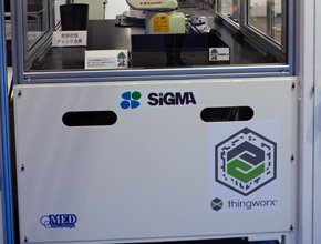 各セルの前面に「ThingMark」と呼ばれるマーカー（写真右下の六角形マーク）が付けられており、これをiPadのカメラで読み取ることでAR空間上にさまざまな情報を映し出す