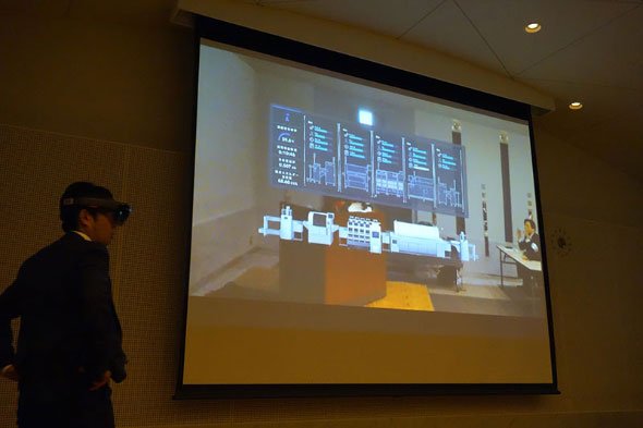 【写真】HoloLensを装着した及川氏と及川氏の視野