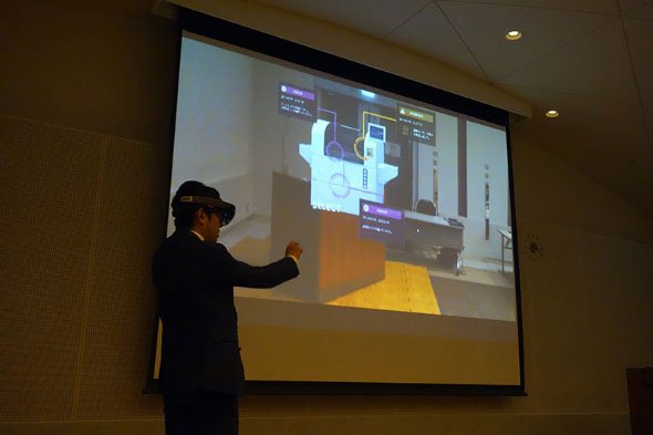 【写真】HoloLensを利用して目の前には存在しない実装機のメンテナンス指示を出す