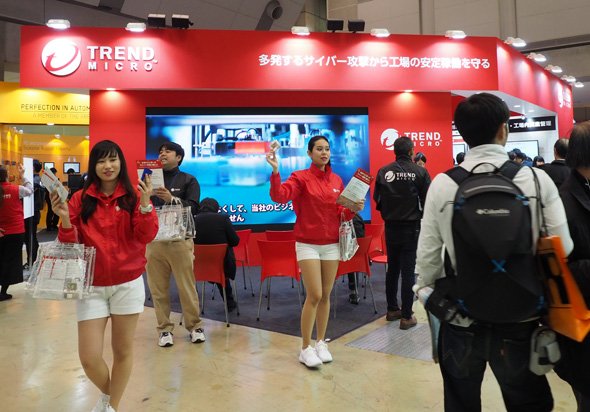 トレンドマイクロは「第2回 スマート工場EXPO」（会期：2018年1月17～19日）に出展し、2つの課題を解決するためにパートナー企業と共同開発を行った工場内脅威可視化ソリューションを参考出品した