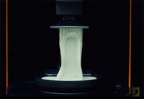 3Dプリンタベンチャーの米Carbonの3Dプリント技術の採用により、ミッドソールの量産化を実現