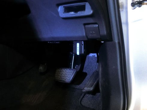 OBD IIコネクターに専用通信端末を接続する