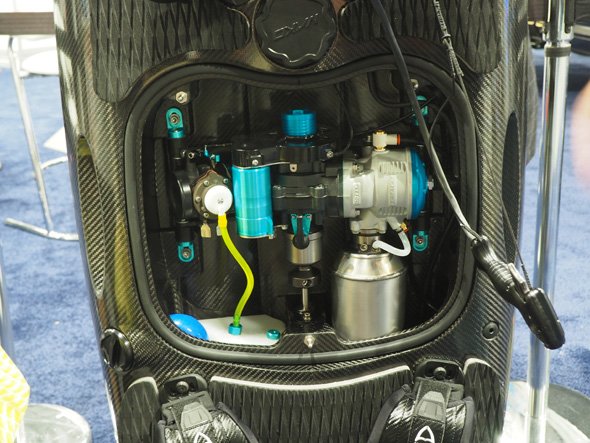 狭いスペースに格納されているRotron XT100エンジン
