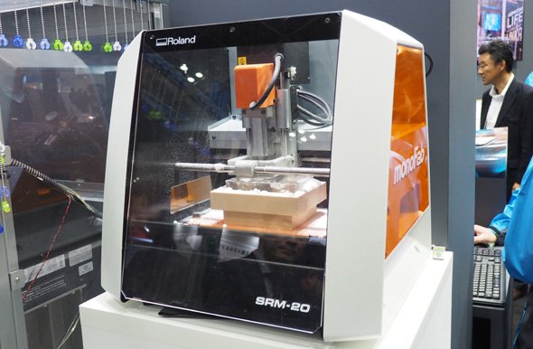 ローランド ディー.ジー.の3Dモデリングマシン「monoFab SRM-20」を用いて樹脂型の意匠面を仕上げていた