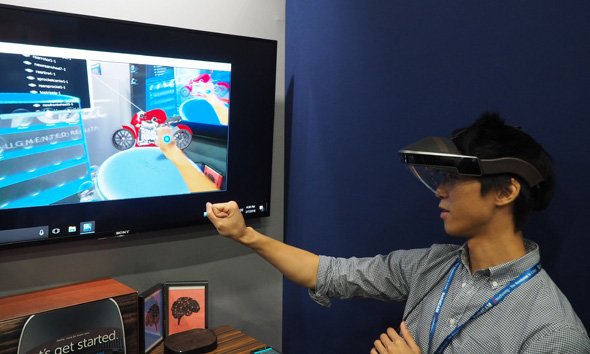 左側の棚から詳しく表示したい3Dモデルを選択し、右側のステージに配置することでさまざまな操作が行える。いずれもハンドジェスチャーで直感的に操作できる